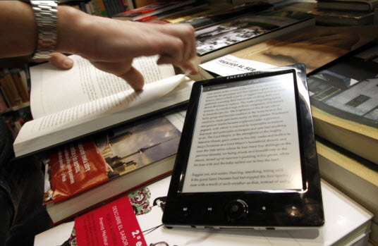 lector digital en una librería de España